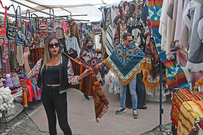 Contando Tesoros - Otavalo plaza de los Ponchos